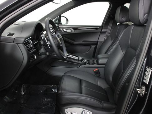 Used 2025 Porsche Macan image 5