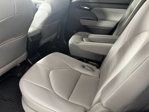 Used 2021 Toyota Highlander XLE AWD/4WD image 14