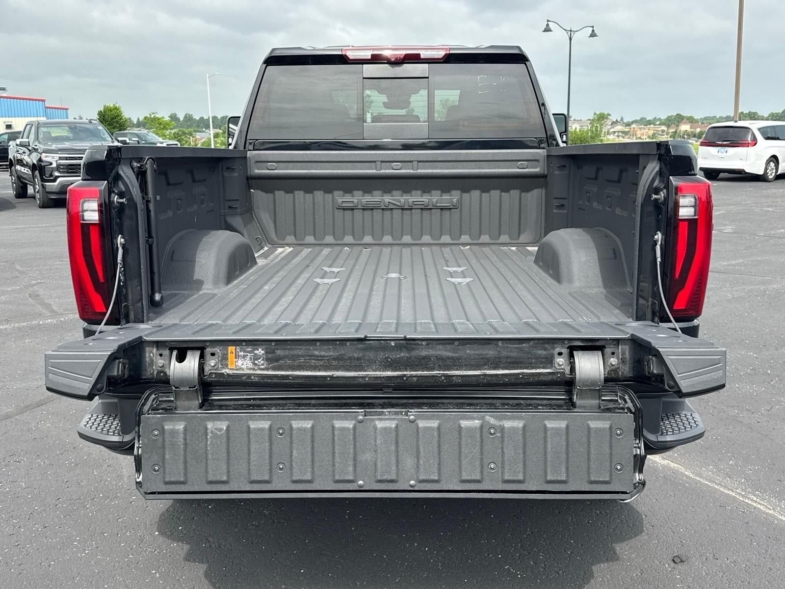 Used 2025 GMC Sierra 2500 Denali w/ Technology Package AWD/4WD image 4