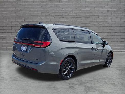 Used 2025 Chrysler Pacifica Limited FWD image 12