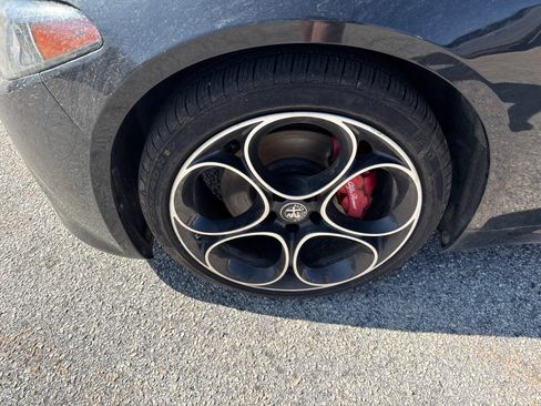 Used 2024 Alfa Romeo Giulia Veloce image 11