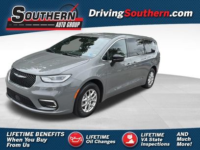Used 2025 Chrysler Pacifica Select