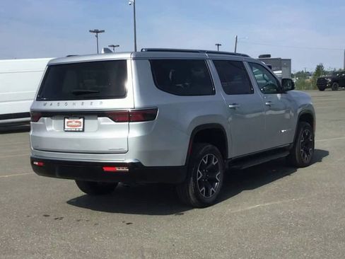 Used 2023 Jeep Wagoneer L Series III w/ Preferred Equipment Group image 8