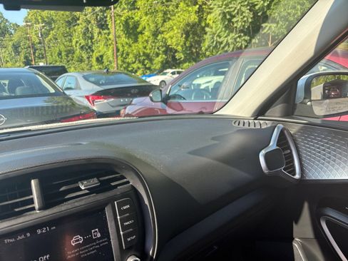 Used 2025 Kia Soul LX w/ LX Technology Package FWD image 30