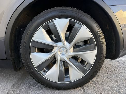 Used 2021 Tesla Model Y Long Range AWD/4WD image 32
