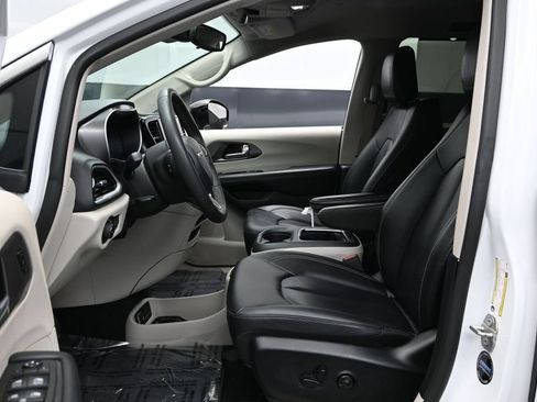 Used 2024 Chrysler Pacifica Touring-L FWD image 17