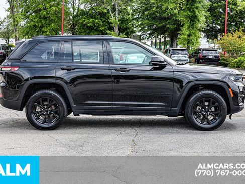 Used 2025 Jeep Grand Cherokee Altitude AWD/4WD image 10