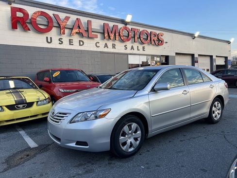 Used 2009 Toyota Camry FWD image 1