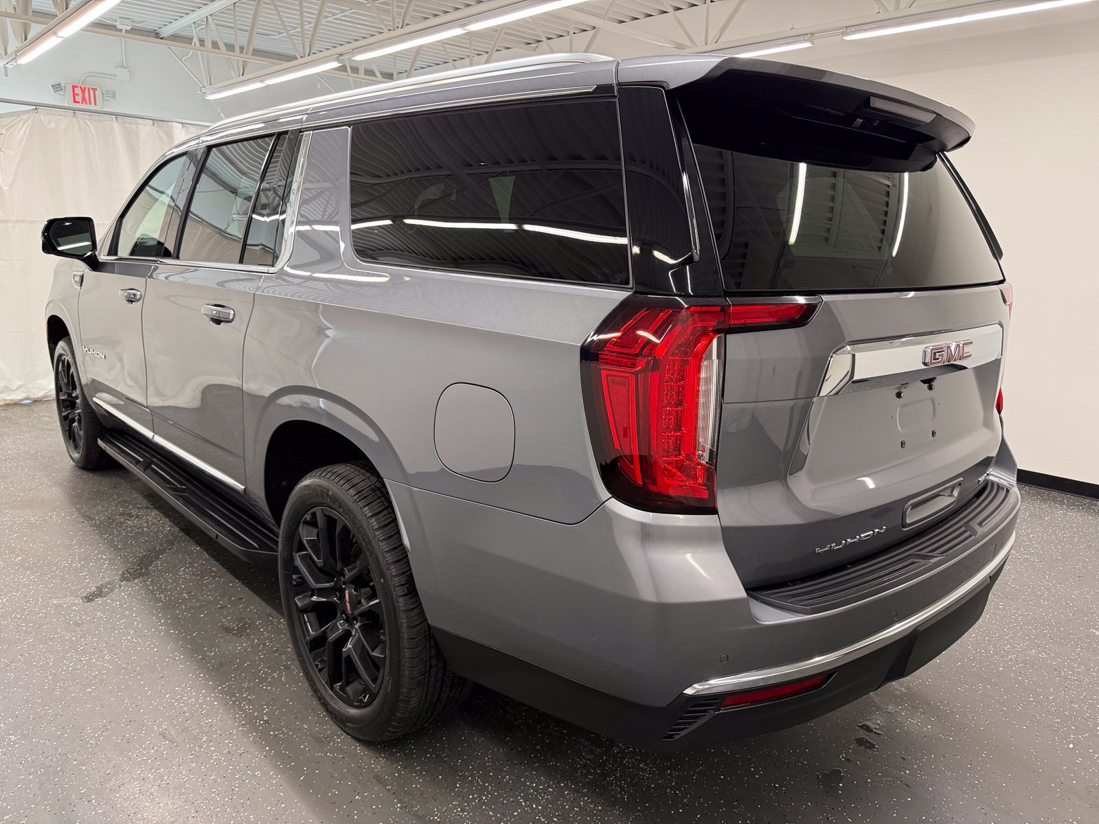 Used 2022 GMC Yukon XL SLT w/ SLT Premium Package AWD/4WD image 3