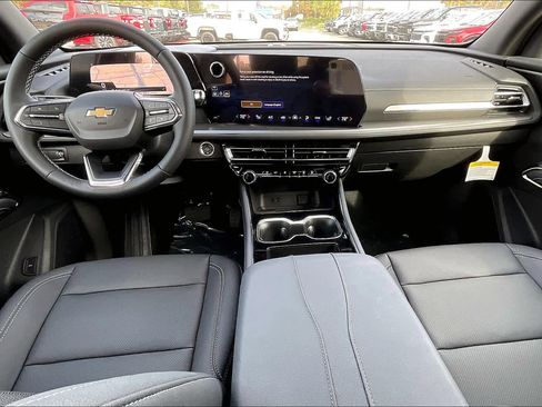 Used 2025 Chevrolet Traverse LT image 6