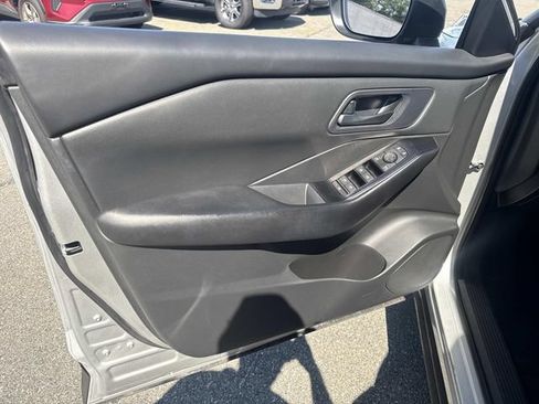 Used 2024 Nissan Rogue S FWD image 15