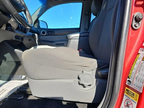 Used 2015 Toyota Tacoma Base image 32