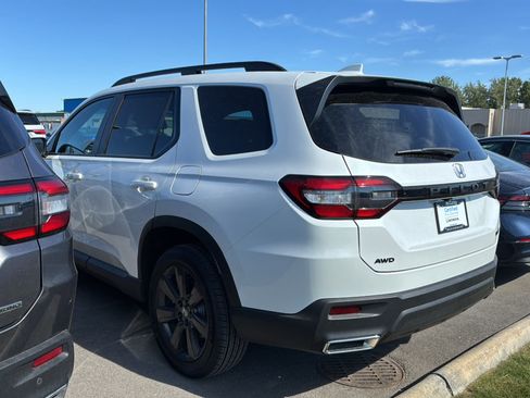 Certified 2025 Honda Pilot Sport image 3
