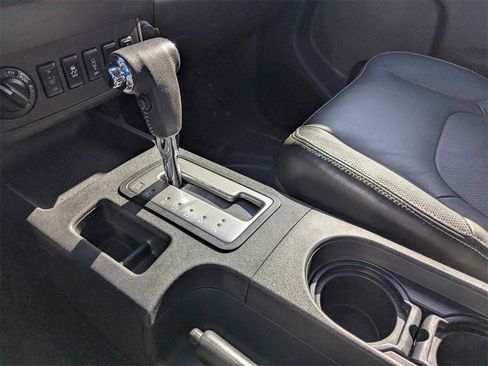 Used 2015 Nissan Frontier PRO-4X image 24