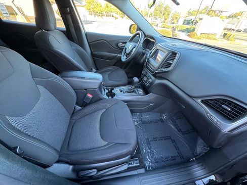 Used 2020 Jeep Cherokee Latitude FWD image 13