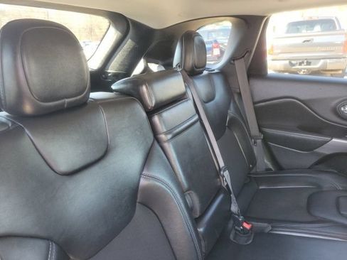 Used 2019 Jeep Cherokee Latitude Plus w/ Cold Weather Group AWD/4WD image 19
