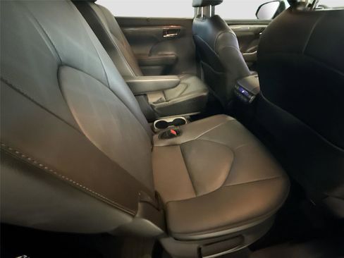Used 2024 Toyota Highlander Platinum FWD image 28