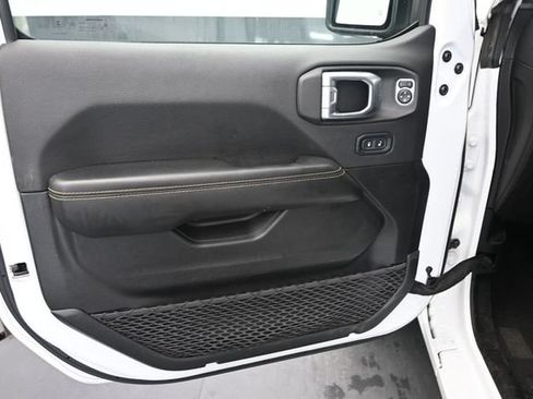 Used 2025 Jeep Wrangler Unlimited Sahara AWD/4WD image 16