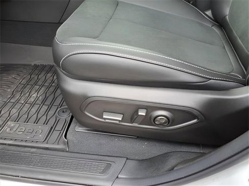 New 2025 Jeep Grand Cherokee L Altitude image 13