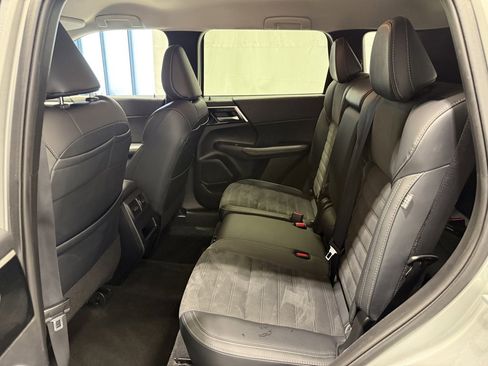 Used 2024 Mitsubishi Outlander SE image 25