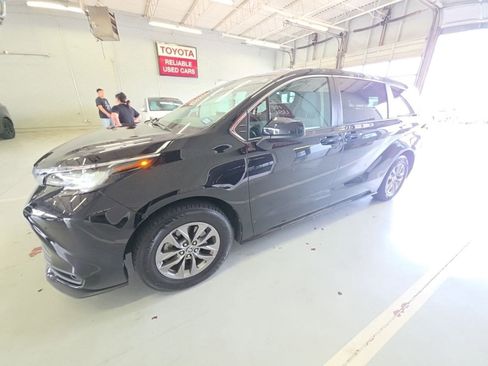 Used 2023 Toyota Sienna LE FWD image 1