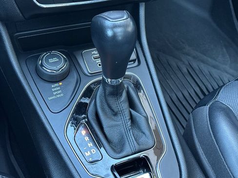 Used 2022 Jeep Cherokee Limited w/ Mopar Interior Package AWD/4WD image 21