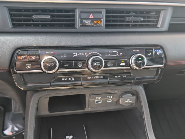 Used 2025 Honda Pilot Black Edition image 31