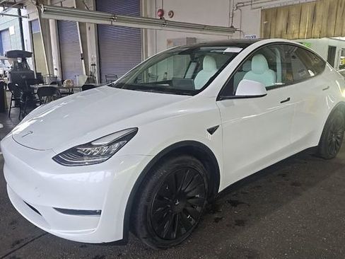 Used 2023 Tesla Model Y Long Range AWD/4WD image 1