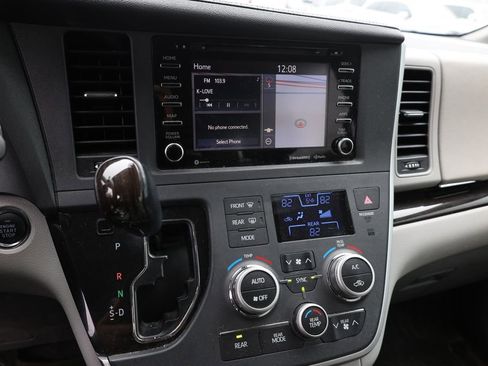 Used 2020 Toyota Sienna XLE image 10