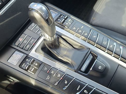 Used 2018 Porsche Macan AWD/4WD image 33