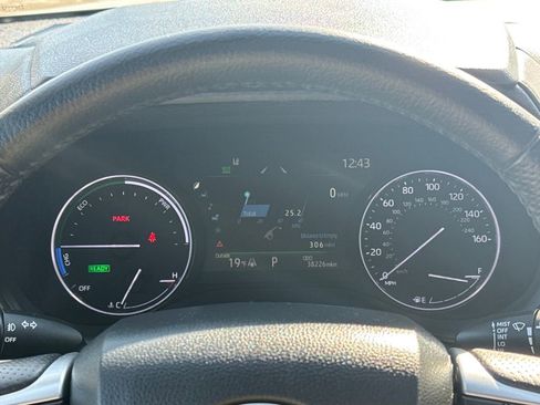 Used 2023 Toyota Sienna Limited image 19