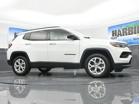 Used 2024 Jeep Compass Latitude AWD/4WD image 19