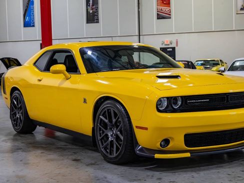Used 2017 Dodge Challenger R/T Scat Pack w/ Leather Interior Group RWD image 28