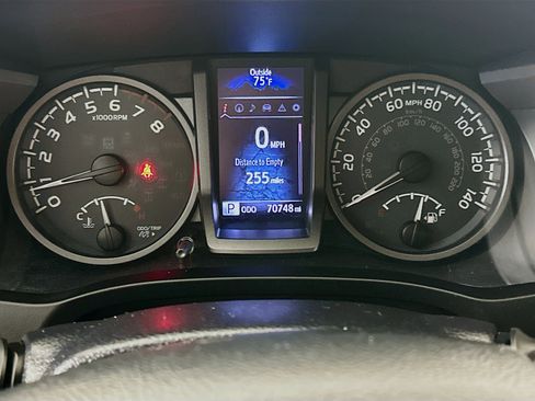 Used 2017 Toyota Tacoma TRD Off-Road w/ Premium & Technology Package image 19