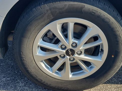 Used 2022 Kia Carnival LX FWD image 7