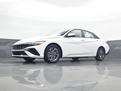Certified 2024 Hyundai Elantra SEL FWD image 22