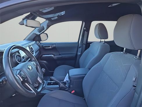 Used 2019 Toyota Tacoma TRD Sport image 9