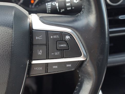 Used 2021 Toyota Highlander XLE FWD image 11