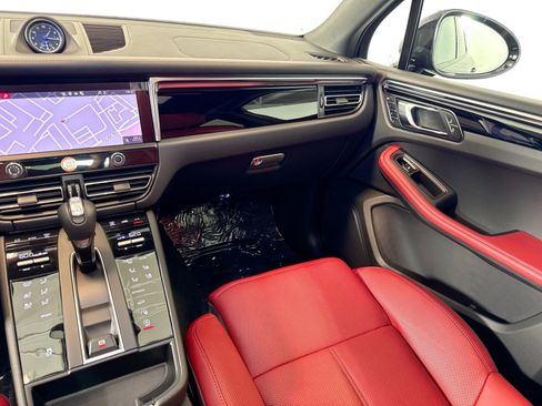 Certified 2025 Porsche Macan image 21