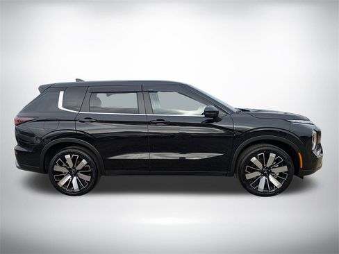 New 2026 Mitsubishi Outlander SE image 2
