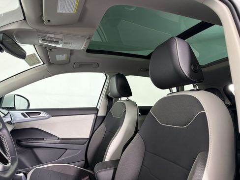 Used 2025 Volkswagen Taos SE w/ Panoramic Sunroof Package FWD image 21