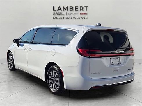 Used 2024 Chrysler Pacifica Select image 3