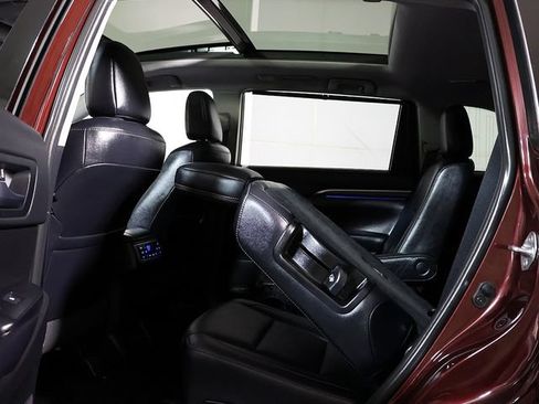 Used 2019 Toyota Highlander Limited Platinum AWD/4WD image 17
