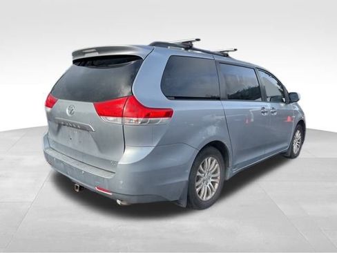 Used 2011 Toyota Sienna XLE image 39