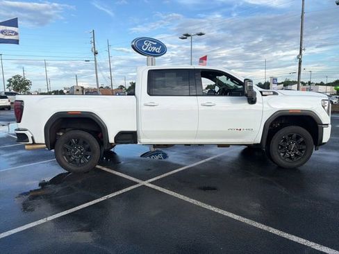 Used 2025 GMC Sierra 2500 AT4 AWD/4WD image 2