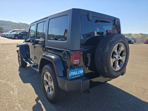 Used 2018 Jeep Wrangler Unlimited Sahara AWD/4WD image 3