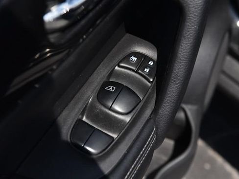 Used 2020 Nissan Rogue SV FWD image 8