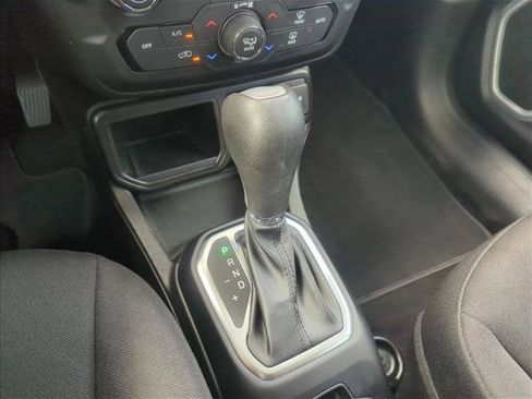 Used 2021 Jeep Renegade Latitude FWD image 8