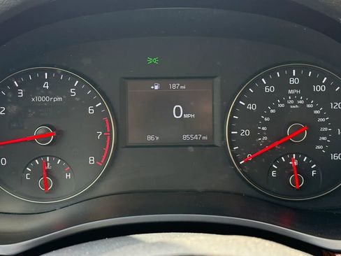 Used 2017 Kia Cadenza Premium image 16