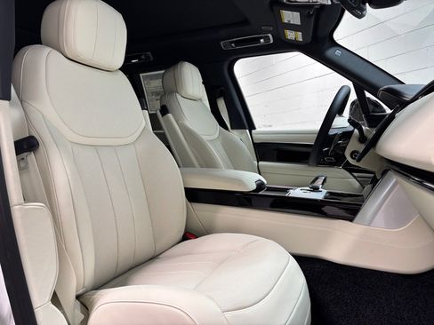 New 2025 Land Rover Range Rover SE image 30